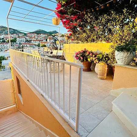 Sunny Elza 2 Hvar Town